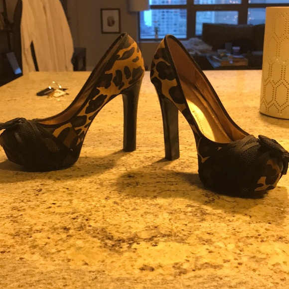 BCBG Sz 6.5 leopard print heel with bows - Picture 3 of 6